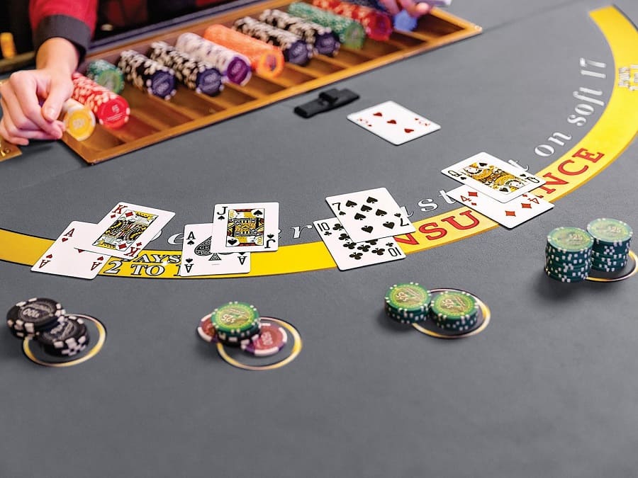 Nên Gấp (Fold) hay Đặt Cược (Bet) trong game bài Poker?