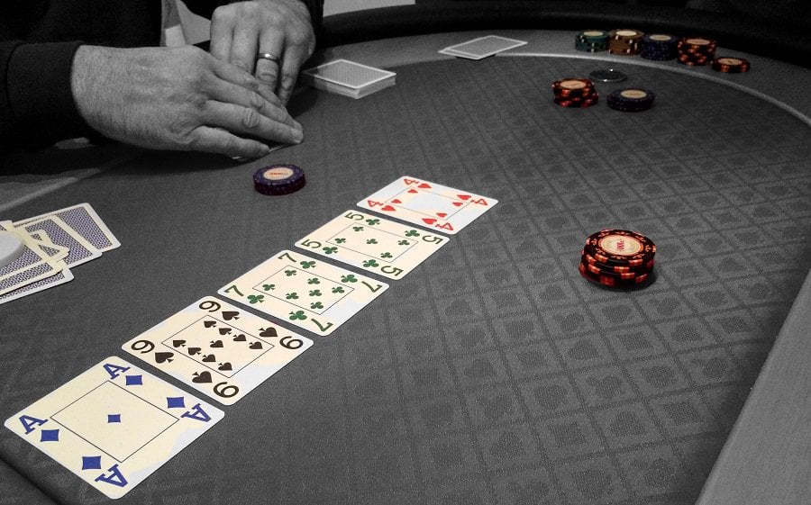 Có nên chia sẻ về Poker online với người xung quanh