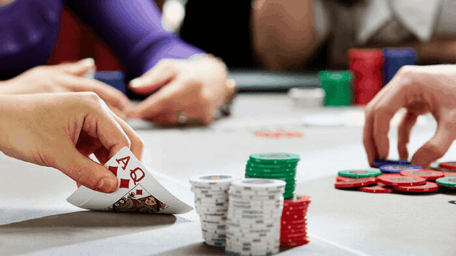 Blackjack có người chia bài trực tiếp liệu có phải là phiên bản đáng chơi hay không?